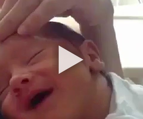 Reação do bebe ao receber carinho da mãe