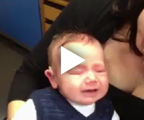 Bebê de 7 meses ouvindo pela primeira vez