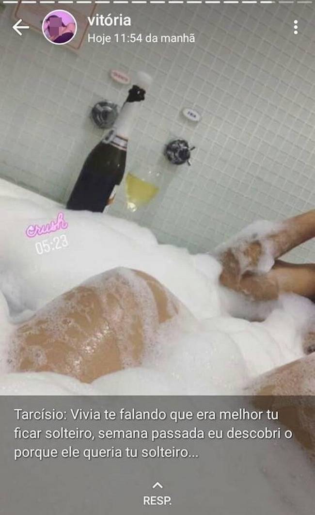 Meu ex vazou minha nude para os amigos e eu peguei todos eles, de vingança5
