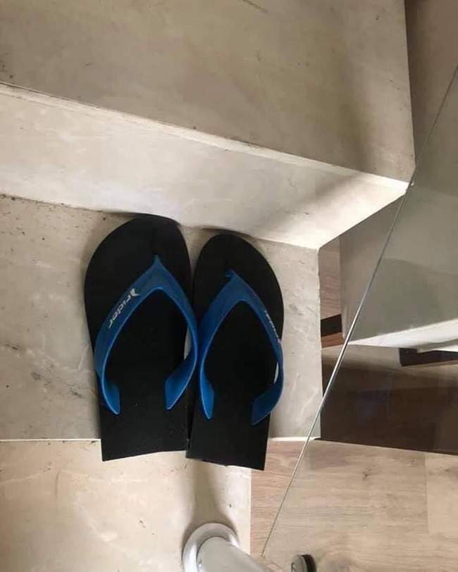 E minha namorada que cortou meu chinelo pra ficar no tamanho do pé dela