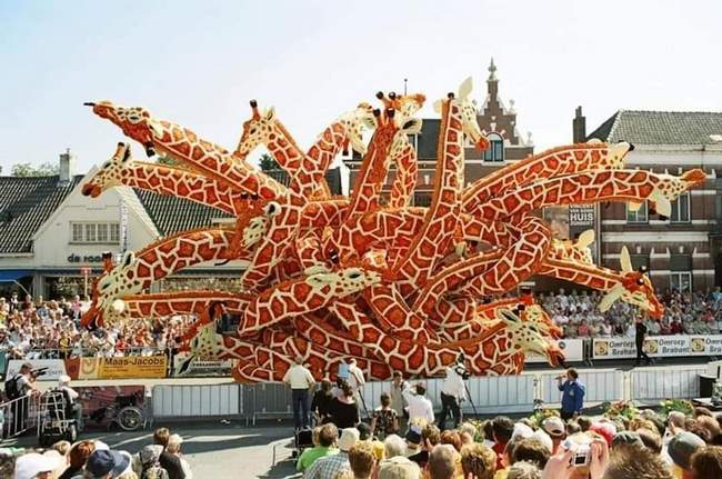 Holanda, As incríveis esculturas do maior desfile de flores do mundo.2