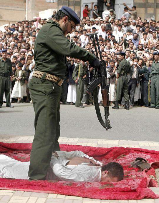 1. Execução pública de um molestador de crianças no Iêmen