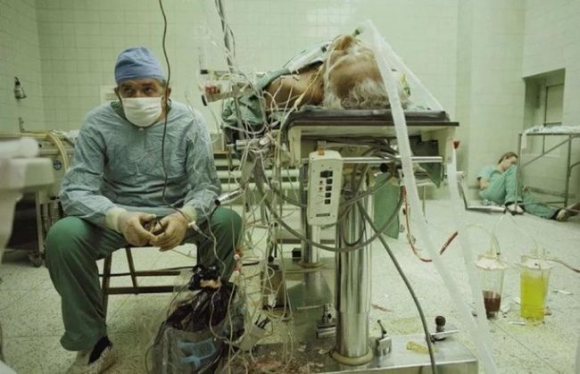10. Em 1987, James Stanfield capturou a imagem de um cirurgião exausto após 23 horas de cirurgia cardíaca. Ao fundo, seu assistente dorme em um canto