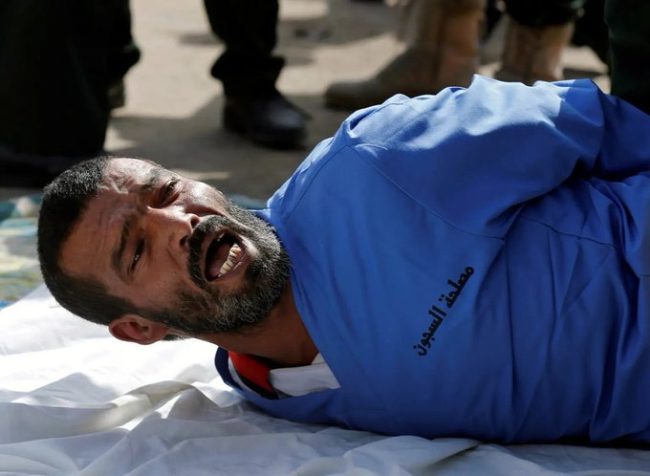 10. Foto de Muhammed al-Maghrabi, condenado por estuprar e matar Rana Almatari, de 3 anos de idade, gritando pouco antes de ser executado publicamente com um tiro à queima-roupa de uma AK-47