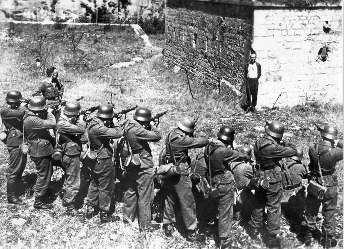11. Georges Blind, membro da resistência francesa, sorrindo para um pelotão de fuzilamento alemão, 1944