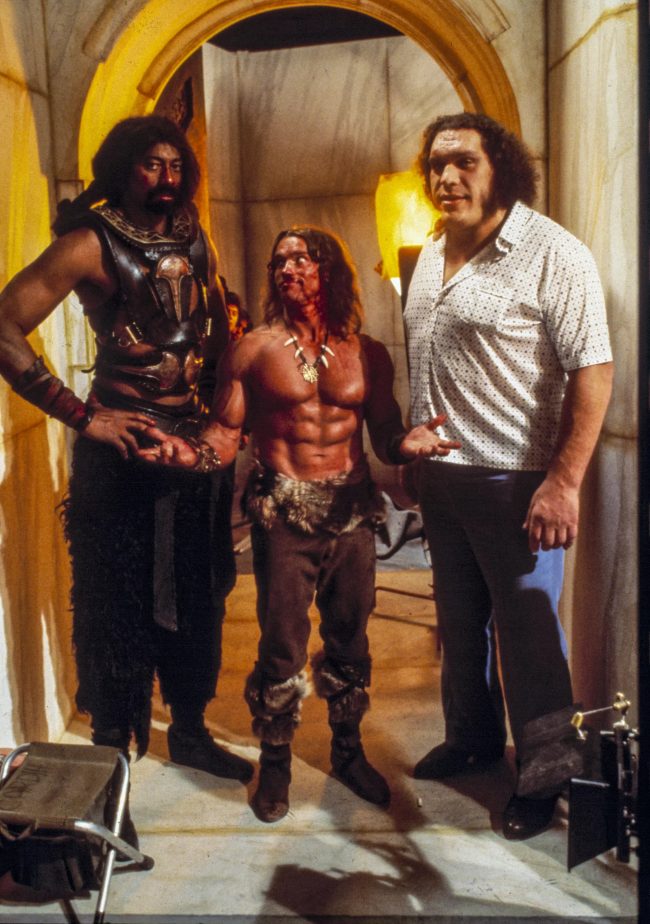 12 – Arnold Schwarzenegger (1,88m) com Wilt Chamberlain (2,16m) e Andre, O Gigante (2,24m) nos bastidores de Conan, O Destruidor