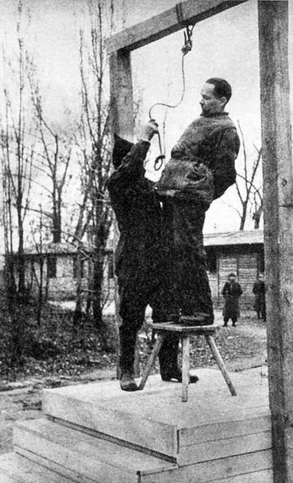12. Rudolf Höss, o comandante do campo de concentração de Auschwitz, é enforcado ao lado do crematório do campo, 1947