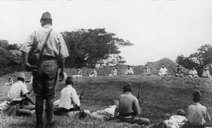 14. Tropas japonesas usando prisioneiros de guerra para praticar tiro ao alvo, 1942