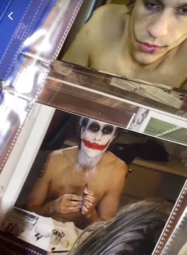2 – Heath Ledger se preparando para interpretar o Coringa em Batman O Cavaleiro das Trevas