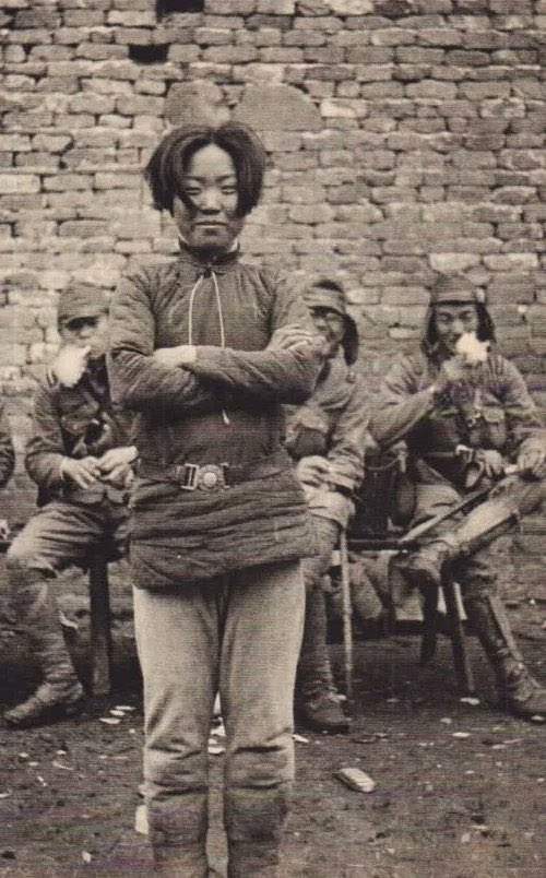 2. A guerrilheira chinesa Cheng Benhua sorrindo momentos antes de ser executada pelos japoneses. Ela tinha 24 anos