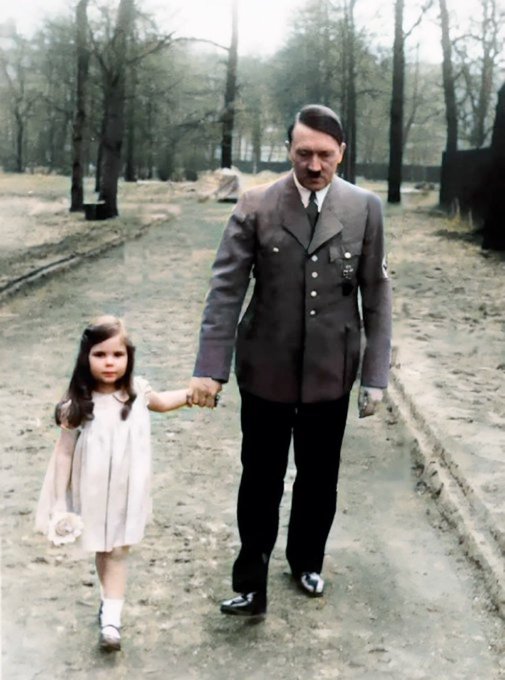 3. Hitler con Helga Goebbels. Años después, sus propios padres la envenenarían en el búnker