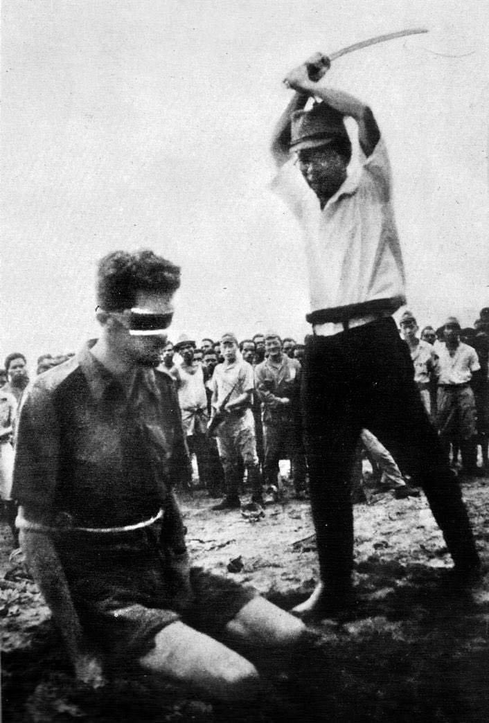 3. Sargento Leonard Siffleet momentos antes de ser executado por um oficial japonês na Segunda Guerra Mundial
