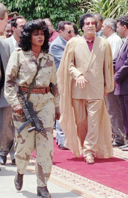 4. Gaddafi con uno de sus guardaespaldas en El Cairo, en 1994