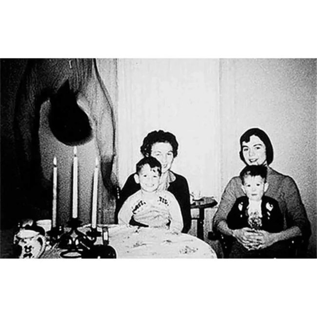 6 – A bizarra foto da família Cooper