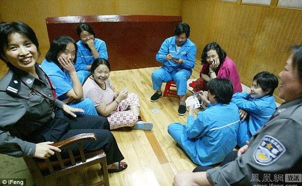 7. Mulheres chinesas prestes a serem executadas por contrabando de drogas, enfrentando seus últimos momentos com um sorriso
