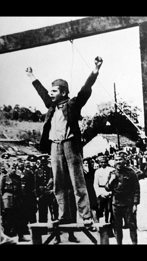 8. Partidário antes de ser enforcado pelos nazistas, gritando – Morte ao fascismo, liberdade para o povo