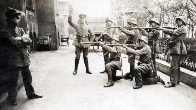 9. Execução de um comunista alemão em Munique, 1919