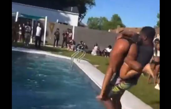 Foi Brincar Jogando Na Piscina E quase Mata a Menina