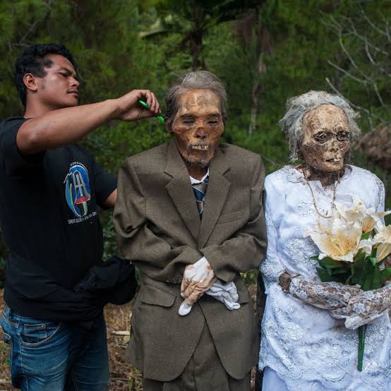 Há uma tribo na Indonésia que desenterra seus parentes mortos uma vez por ano, os veste bem e os limpa para marcar uma celebração de suas vidas