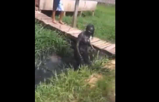 Briga foi parar dentro do esgoto por causa do maridão