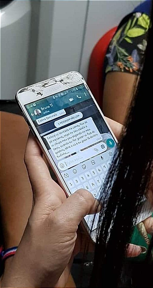 Traição pelo Whatsapp flagrada em onibus 4