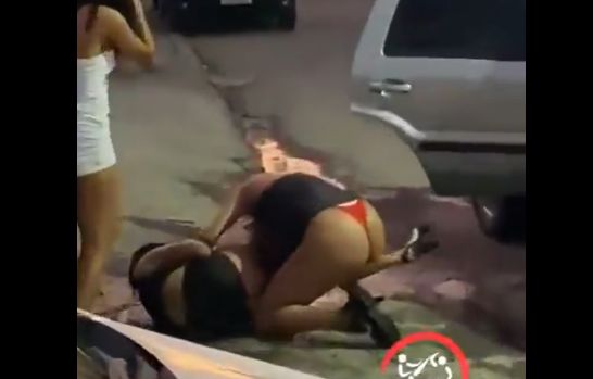Briga final de balada sempre tem uma bunda de fora