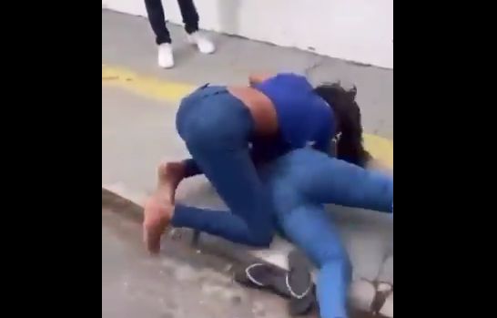 Video! Briga em frente a escola!